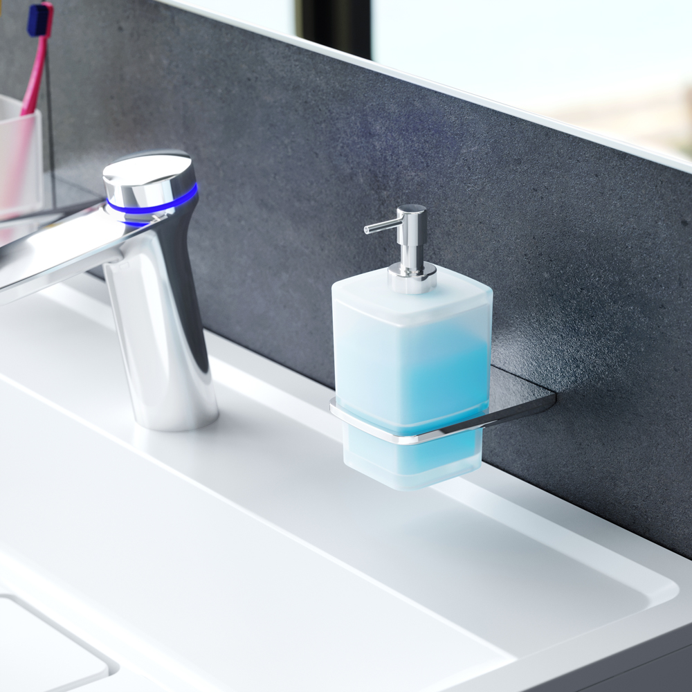 Стеклянный диспенсер для жидкого мыла с настенным держателем Inspire V2.0, хром: фотография 4