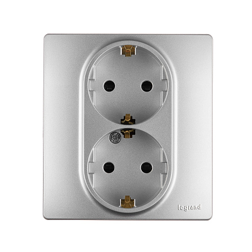 Розетка 2-м СП Etika защ. шторки с заземл. авт. в сборе алюм. Leg 672433: фотография 1