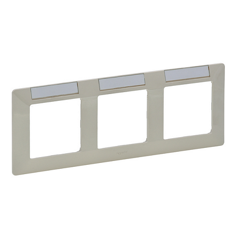 Рамка 3-места Valena Life горизонтальная с держателем для маркировки слоновая кость Leg 754053: фотография 1